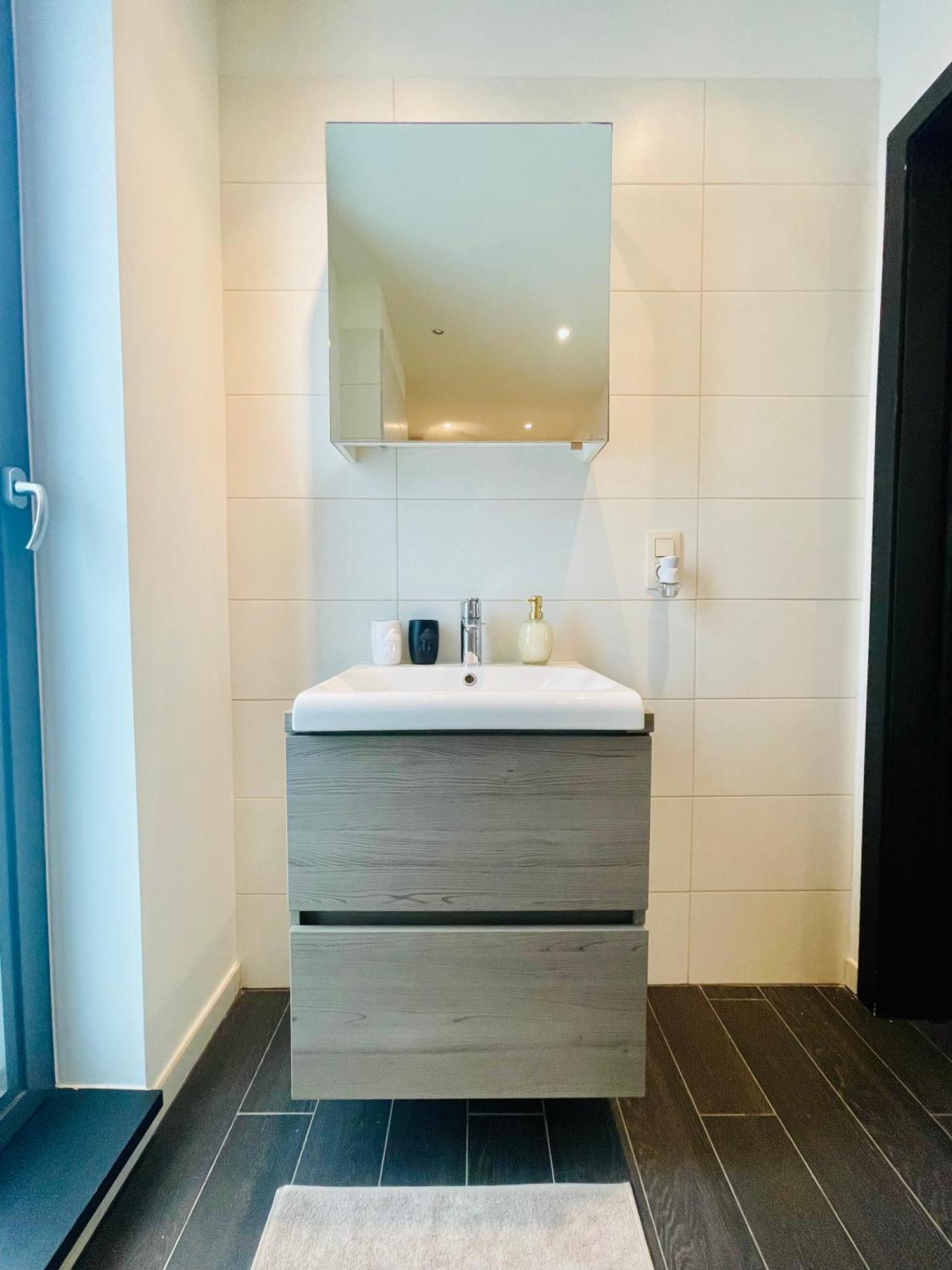 Down Town Spacious Loft Retreat With Private Parking Brussels Exterior photo