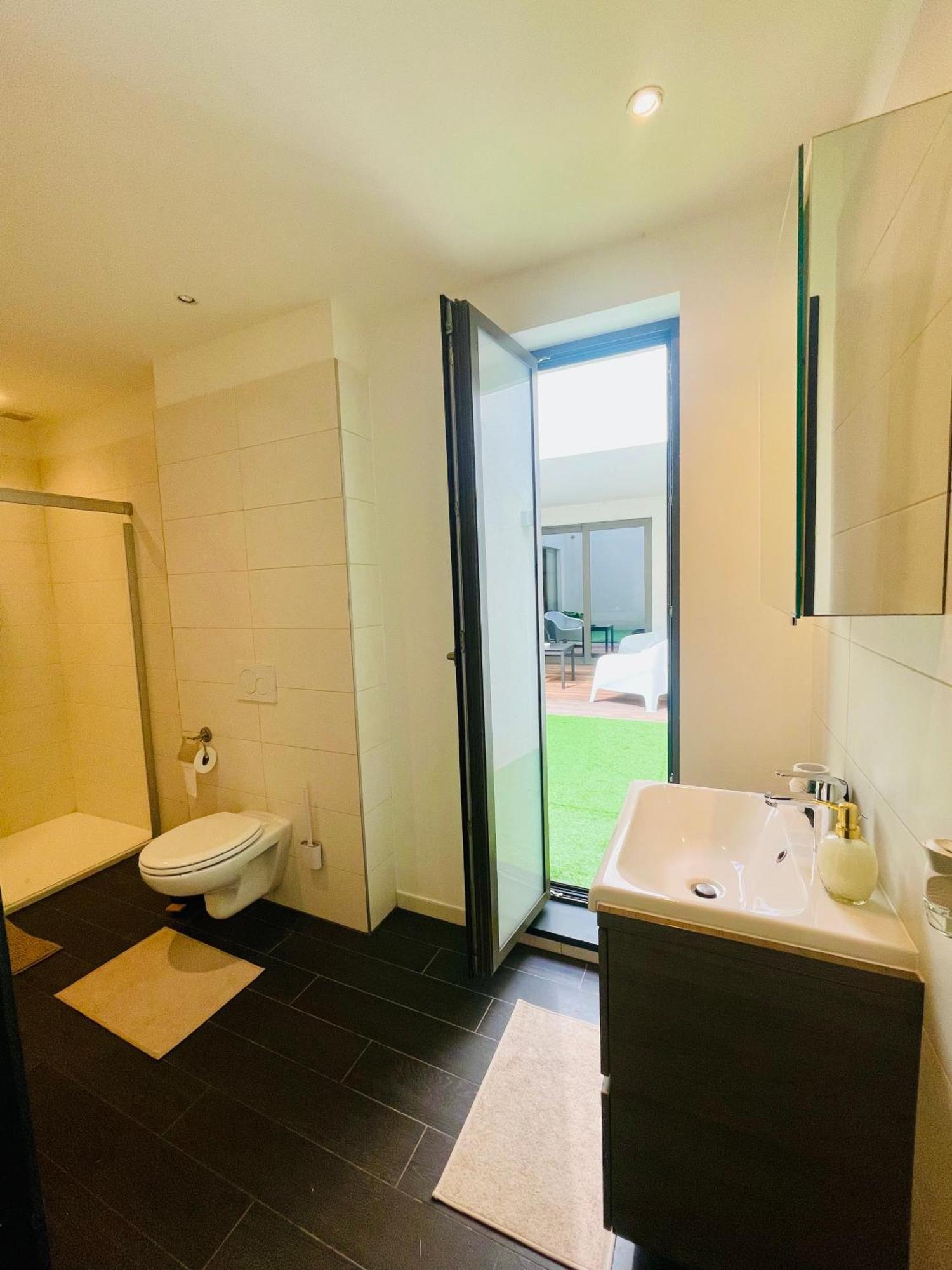 Down Town Spacious Loft Retreat With Private Parking Brussels Exterior photo